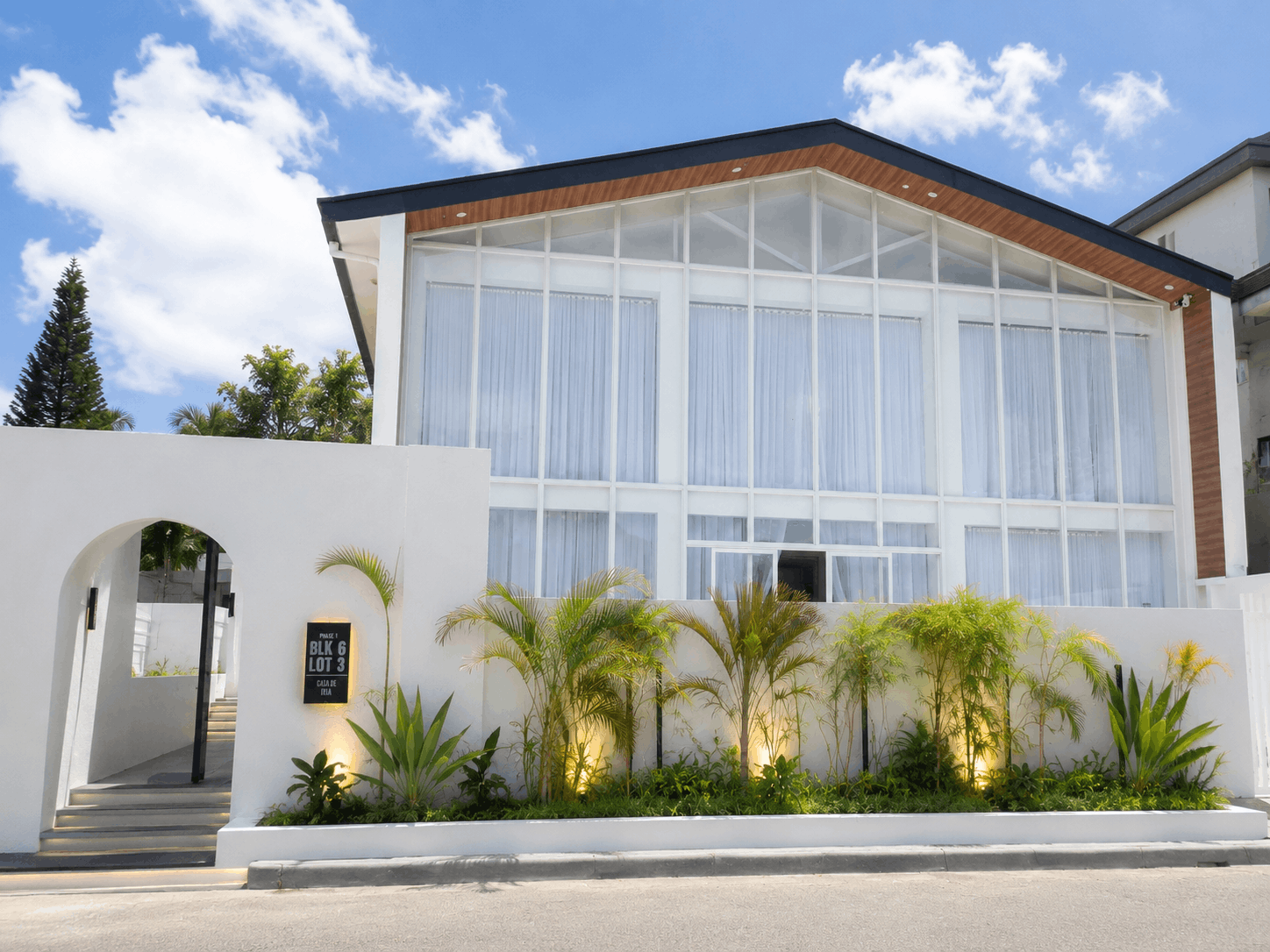 Luxa Villa Tagaytay exterior daytime view